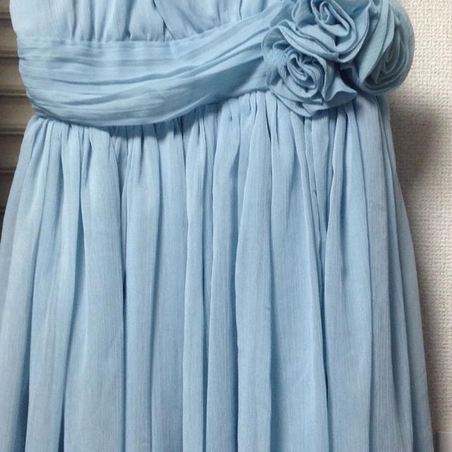 ３つのコサージュ付きの水色パーティドレス レディースのフォーマル/ドレス(ミディアムドレス)の商品写真
