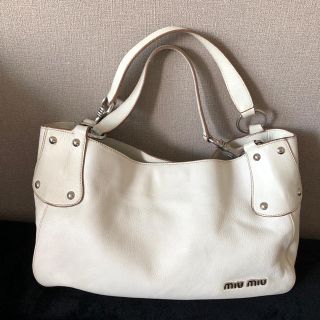 ミュウミュウ(miumiu)のミュウミュウ白レザーバッグ新宿伊勢丹購入グッチシマプラダバレンシアガロエベ  (ハンドバッグ)