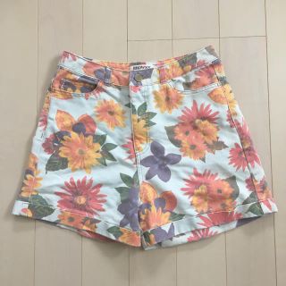 ウィゴー(WEGO)の花柄 ショートパンツ デニム ハイウエスト(ショートパンツ)