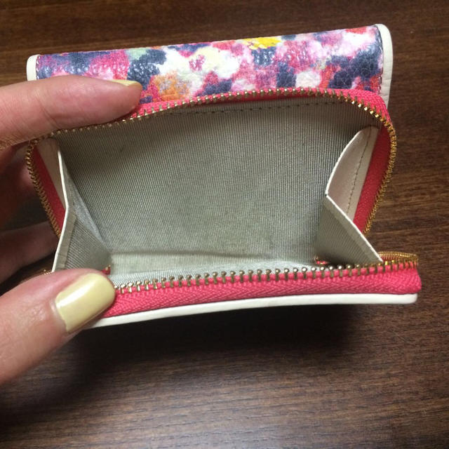 SAZABY(サザビー)のSAZABY 小さめ三つ折り財布 レディースのファッション小物(財布)の商品写真