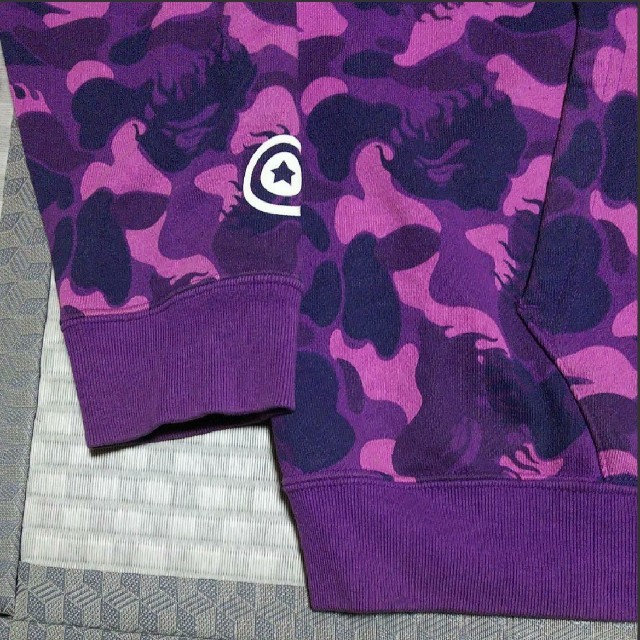 A BATHING APE(アベイシングエイプ)のBape☆ファイアーカモ☆カタログ通販限定☆シャークパーカー☆M☆パープル　紫 メンズのトップス(パーカー)の商品写真