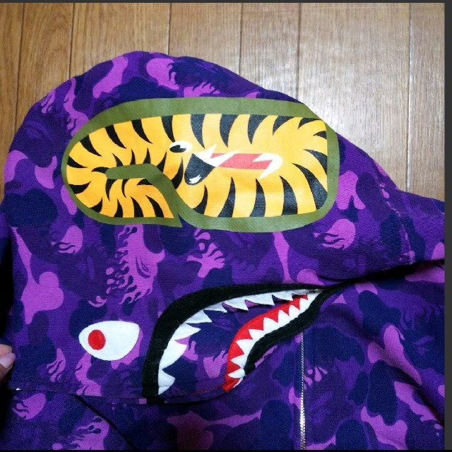 A BATHING APE(アベイシングエイプ)のBape☆ファイアーカモ☆カタログ通販限定☆シャークパーカー☆M☆パープル　紫 メンズのトップス(パーカー)の商品写真