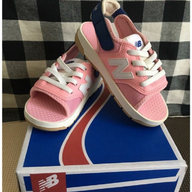 New Balance(ニューバランス)の【新品】ニューバランス キッズサンダル（ピンク:17㎝） キッズ/ベビー/マタニティのキッズ靴/シューズ(15cm~)(サンダル)の商品写真