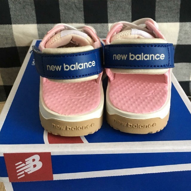 New Balance(ニューバランス)の【新品】ニューバランス キッズサンダル（ピンク:17㎝） キッズ/ベビー/マタニティのキッズ靴/シューズ(15cm~)(サンダル)の商品写真