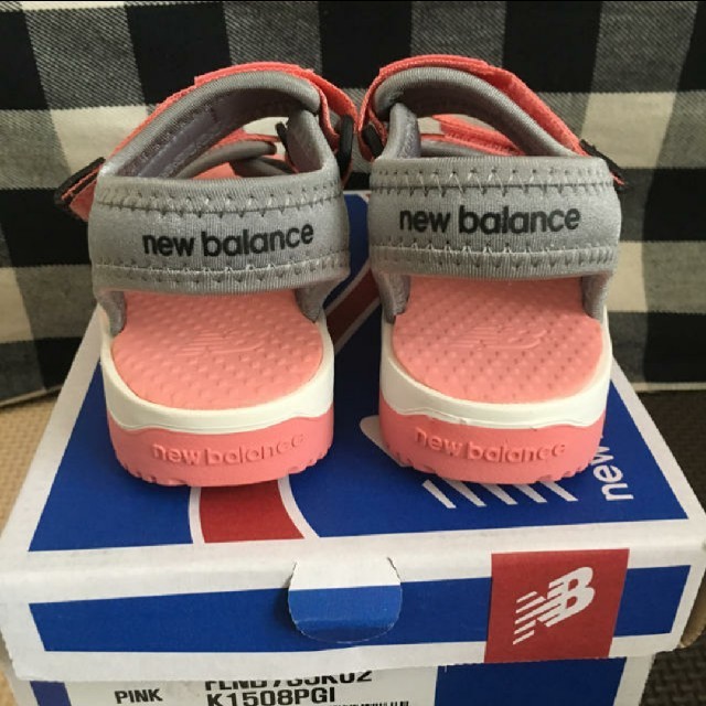 New Balance(ニューバランス)のおゆき様専用！！【新品】ニューバランス キッズサンダル（ピンク×グレー:16㎝） キッズ/ベビー/マタニティのキッズ靴/シューズ(15cm~)(サンダル)の商品写真