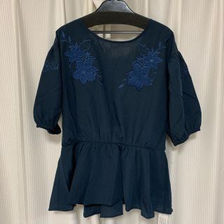 アズールバイマウジー(AZUL by moussy)の【新品タグ付き】フラワー刺繍2WAYバックカシュクールPO ネイビー Mサイズ(シャツ/ブラウス(長袖/七分))