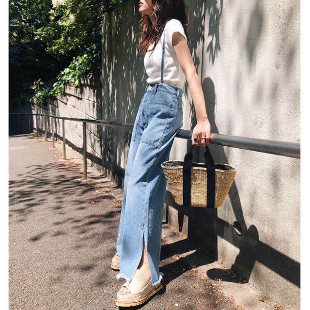 moussy(マウジー)の大幅値下げ！MOUSSY STRAP WIDE DENIMストラップワイドデニム レディースのパンツ(サロペット/オーバーオール)の商品写真