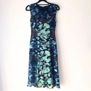 ビーシービージーマックスアズリア(BCBGMAXAZRIA)の美品☆ BCBGMAXAZRIA・フラワーモチーフデザインワンピース(ミディアムドレス)