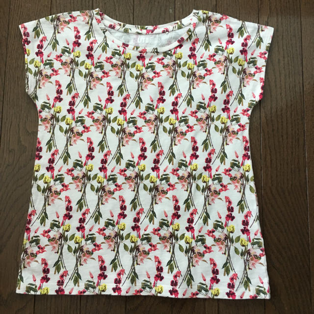 UNIQLO(ユニクロ)のUNIQLO 女児Tシャツ140 キッズ/ベビー/マタニティのキッズ服女の子用(90cm~)(Tシャツ/カットソー)の商品写真