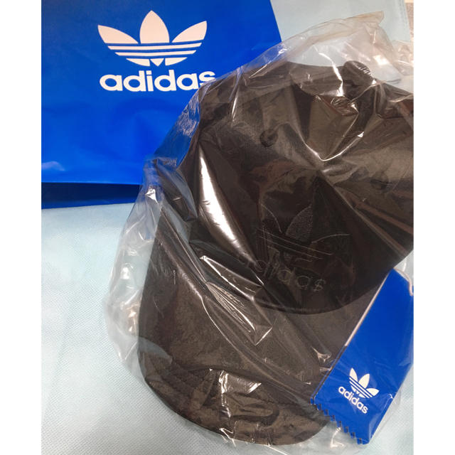 adidas(アディダス)のadidas 新品未開封タグ付き定価3000円‼︎サテン ロゴ シンプルキャップ レディースの帽子(キャップ)の商品写真