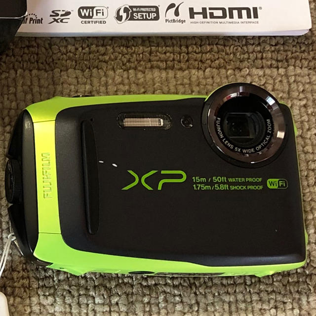 富士フイルム(フジフイルム)のFUJIFILM 防水コンデジ「XP90 ライムグリーン」おまけ付 スマホ/家電/カメラのカメラ(コンパクトデジタルカメラ)の商品写真