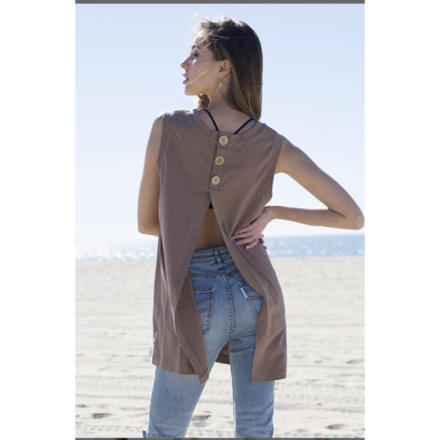 ALEXIA STAM(アリシアスタン)のALEXIASTAM Coconut Button Back Slit Top レディースのトップス(Tシャツ(半袖/袖なし))の商品写真