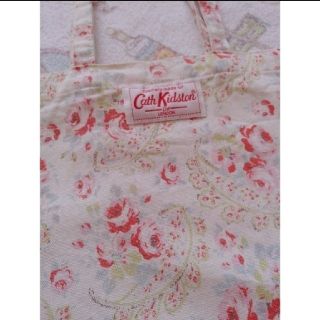 キャスキッドソン(Cath Kidston)のCath Kidston 花柄 コットンブックバック 赤タグ(トートバッグ)