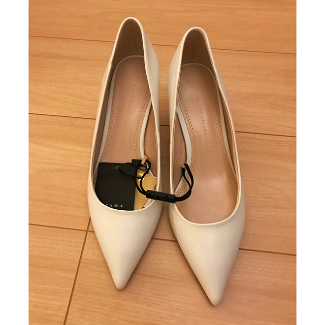 ZARA(ザラ)の新品 ザラ ZARA パンプス ホワイト レディースの靴/シューズ(ハイヒール/パンプス)の商品写真