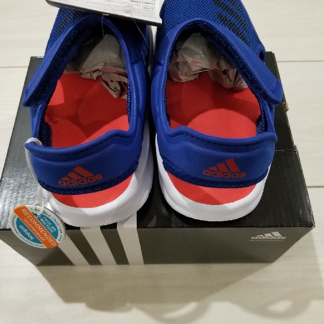 adidas(アディダス)の専用です♪箱あり♪　新品 16cm アディダス adidas サンダル  キッズ/ベビー/マタニティのキッズ靴/シューズ(15cm~)(サンダル)の商品写真