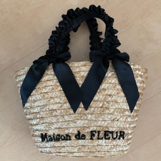 メゾンドフルール(Maison de FLEUR)のフリルハンドルダブルリボンカゴバッグ(かごバッグ/ストローバッグ)