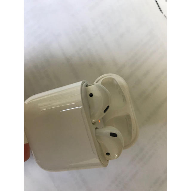 Apple(アップル)のairpods スマホ/家電/カメラのオーディオ機器(ヘッドフォン/イヤフォン)の商品写真