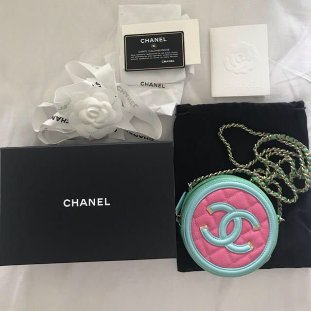 CHANEL(シャネル)のCHANEL 2019 ミニ丸型 チェーンポシェット クルーズライン レディースのバッグ(ショルダーバッグ)の商品写真