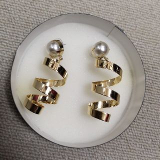 パール　スパイラルピアス(ピアス)