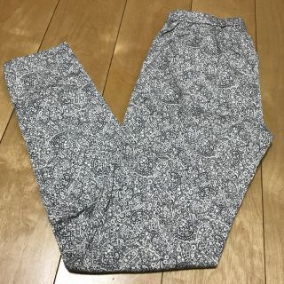 ユニクロ(UNIQLO)のユニクロ レギンスパンツ  ペイズリー柄 グレー M(スキニーパンツ)