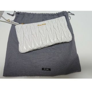 ミュウミュウ(miumiu)のmiumiuポーチ エナメル クラッチバッグ PRADA(クラッチバッグ)