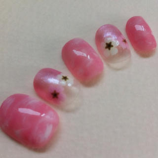 ふんわりピンクマーブルと押し花ネイル コスメ/美容のネイル(つけ爪/ネイルチップ)の商品写真