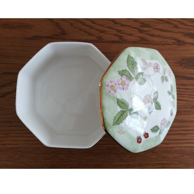 WEDGWOOD(ウェッジウッド)のくるみみるく様専用　ウェッジウッド　ワイルドストロベリー　小物入れ インテリア/住まい/日用品のインテリア小物(小物入れ)の商品写真