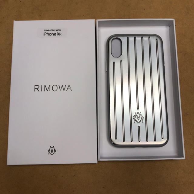 RIMOWA(リモワ)のリモワ iPhoneケース XR シルバー スマホ/家電/カメラのスマホアクセサリー(iPhoneケース)の商品写真