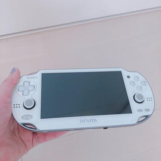 プレイステーションヴィータ(PlayStation Vita)のPSP Vita 本体 (メモリースティック4GB・充電器付き)(携帯用ゲーム機本体)