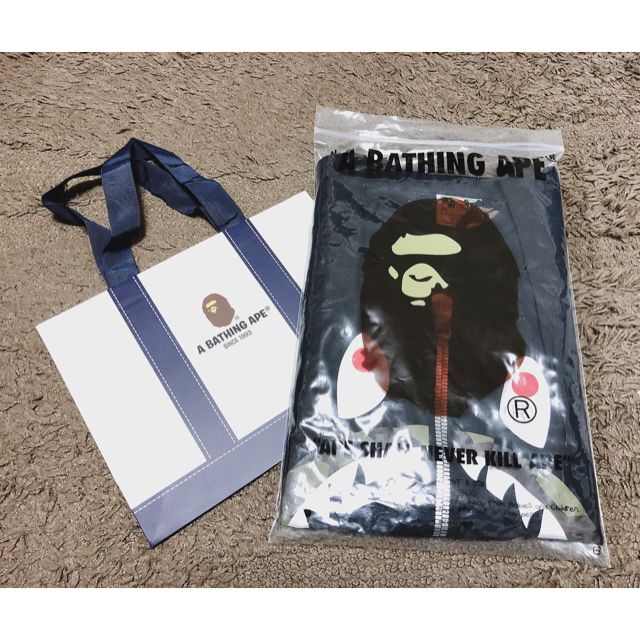 A BATHING APE(アベイシングエイプ)のBAPE カモシャークt-shirts メンズのトップス(Tシャツ/カットソー(半袖/袖なし))の商品写真