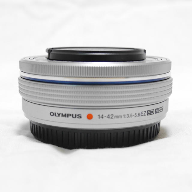 OLYMPUS(オリンパス)のOLYMPUS M.ZUIKO DIGITAL ED 14-42mm シルバー スマホ/家電/カメラのカメラ(レンズ(ズーム))の商品写真