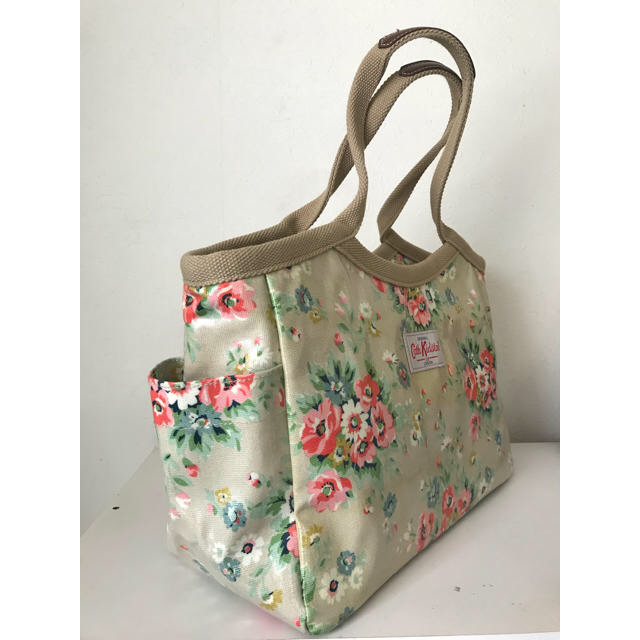 Cath Kidston(キャスキッドソン)のララ様専用Cath Kidston フラワーベージュ トートバッグ  レディースのバッグ(トートバッグ)の商品写真