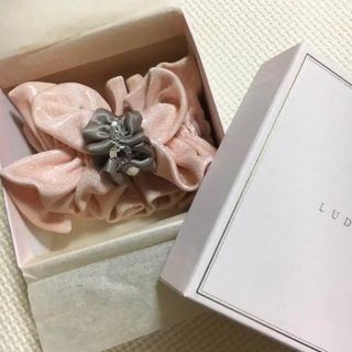 ラドロー(LUDLOW)のラドロー LUDLOW ビジュー付きシュシュ ピンク(ヘアゴム/シュシュ)