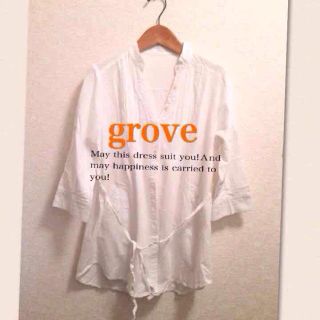 グローブ(grove)のgroveロールアップ白カットソーシャツ(シャツ/ブラウス(半袖/袖なし))