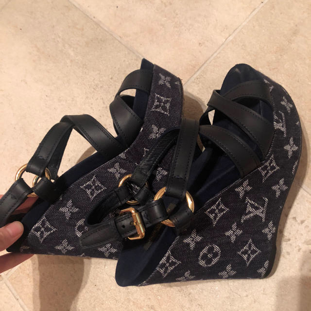 LOUIS VUITTON(ルイヴィトン)のルイヴィトン ウエッジサンダル 最終値下げ レディースの靴/シューズ(サンダル)の商品写真