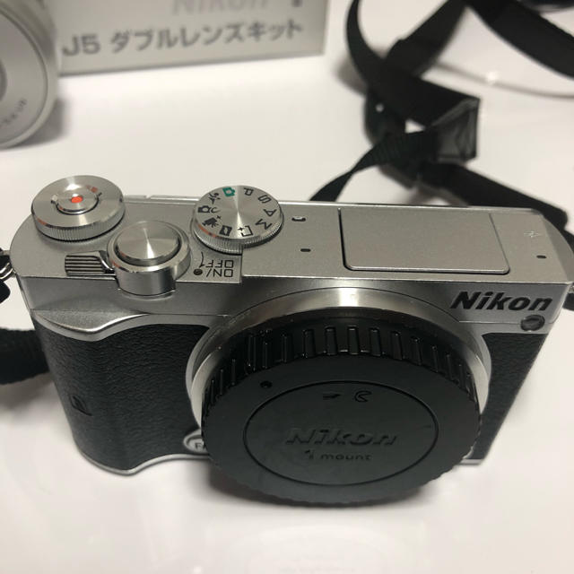 Nikon(ニコン)のNikon1 J5 ダブルレンズキット ミラーレス一眼レフカメラ スマホ/家電/カメラのカメラ(ミラーレス一眼)の商品写真