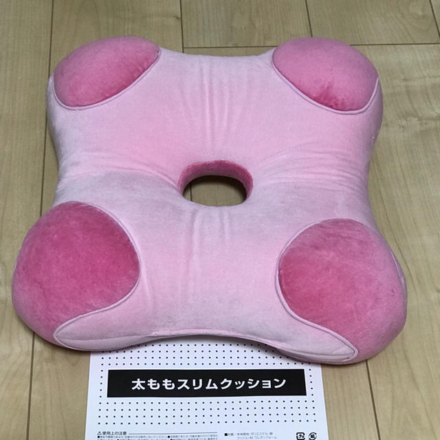 新品 太ももスリムクッション コスメ/美容のダイエット(エクササイズ用品)の商品写真