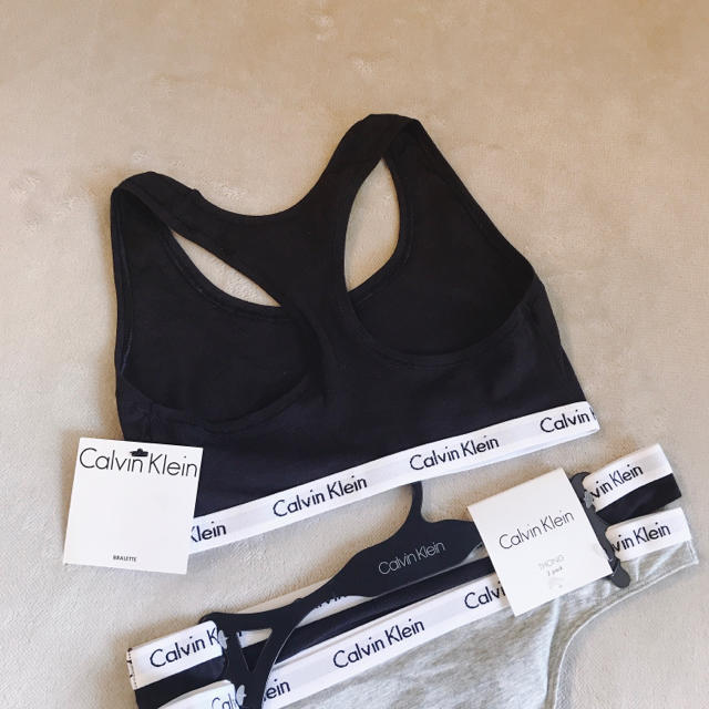 Calvin Klein(カルバンクライン)のCalvin Klein【新品】ブラトップ、Tバック2枚 3点セット レディースの下着/アンダーウェア(ブラ&ショーツセット)の商品写真