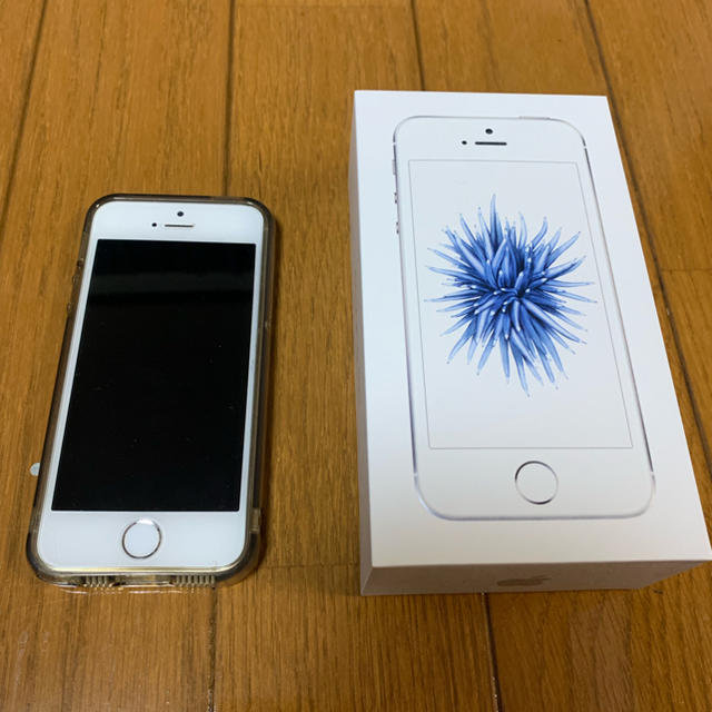 Apple(アップル)のiPhone SE Silver 64 GB docomo スマホ/家電/カメラのスマートフォン/携帯電話(携帯電話本体)の商品写真