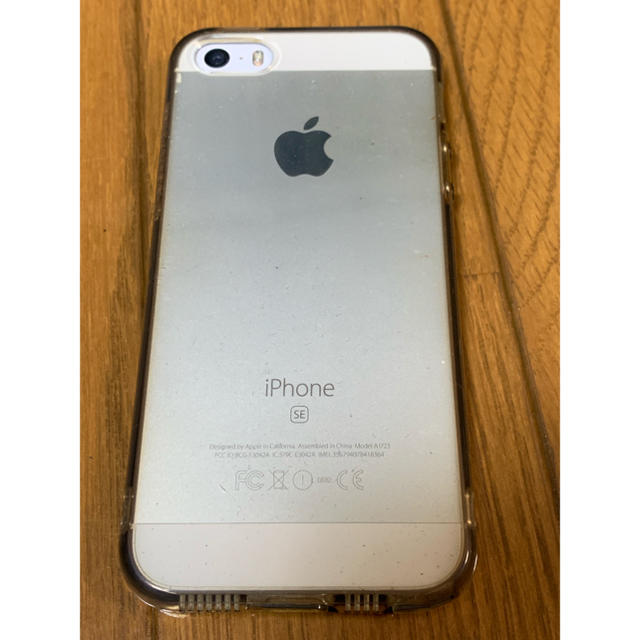 Apple(アップル)のiPhone SE Silver 64 GB docomo スマホ/家電/カメラのスマートフォン/携帯電話(携帯電話本体)の商品写真