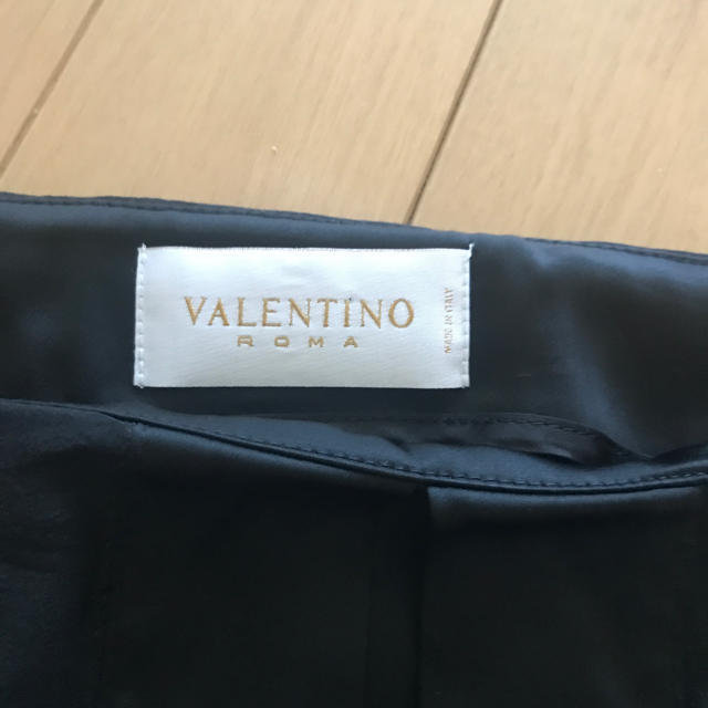 VALENTINO(ヴァレンティノ)のVALENTINO シルク混スカート 黒 44 レディースのスカート(ひざ丈スカート)の商品写真