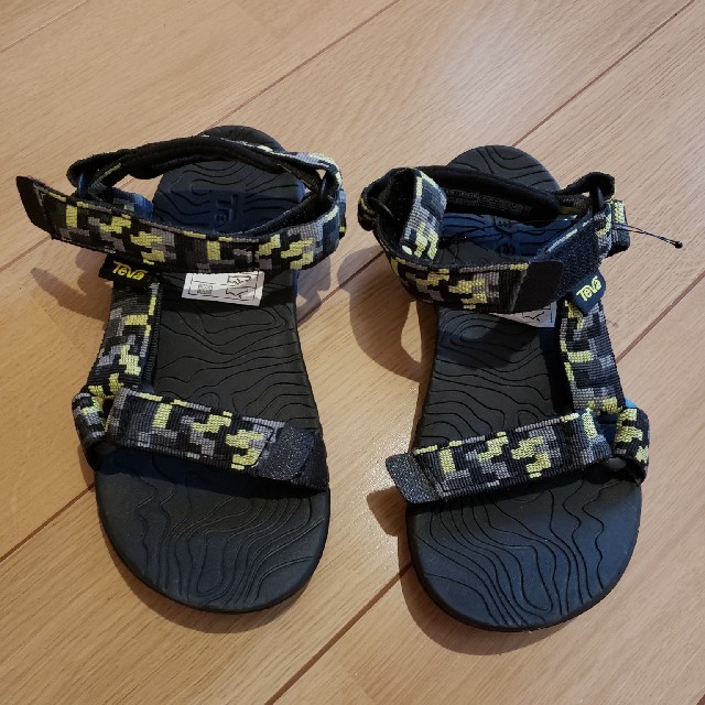 Teva(テバ)のサンダル キッズ/ベビー/マタニティのキッズ靴/シューズ(15cm~)(サンダル)の商品写真