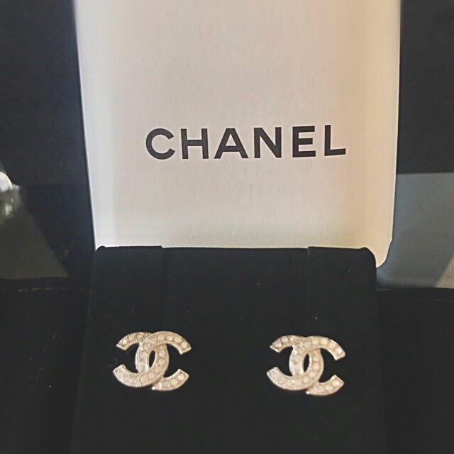 新品未使用♥️CHANEL ♡ピアス CCココマーク  シルバー×ラインストーン