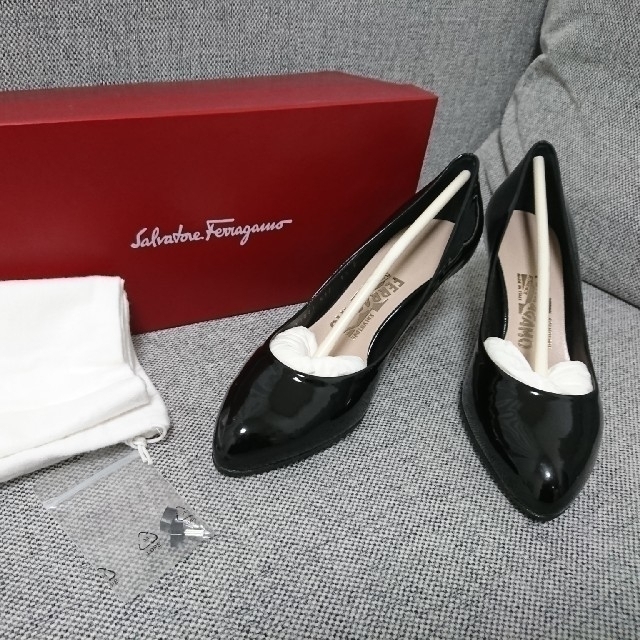 Salvatore Ferragamo(サルヴァトーレフェラガモ)のFerragamo パンプス エナメル ブラック レディースの靴/シューズ(ハイヒール/パンプス)の商品写真