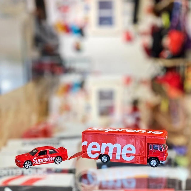 Supreme(シュプリーム)のSupreme Hot Wheels Fleet Flyer + BMW エンタメ/ホビーのおもちゃ/ぬいぐるみ(ミニカー)の商品写真