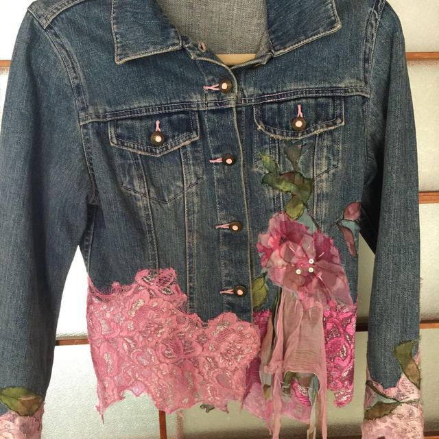 夏の花 フリンジ ピンクデニムジャケット レディースのジャケット/アウター(Gジャン/デニムジャケット)の商品写真