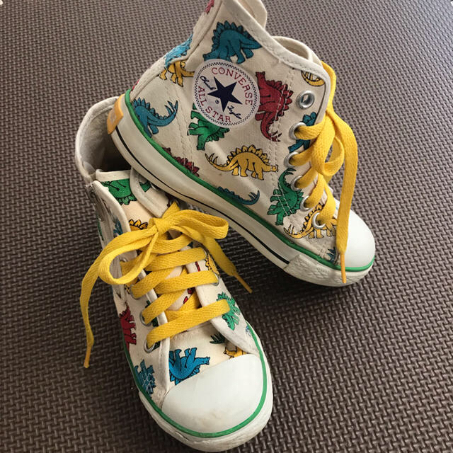 CONVERSE(コンバース)の最終値下げ CONVERSE キッズ 18cm 恐竜柄 ハイカット 男の子 キッズ/ベビー/マタニティのキッズ靴/シューズ(15cm~)(スニーカー)の商品写真