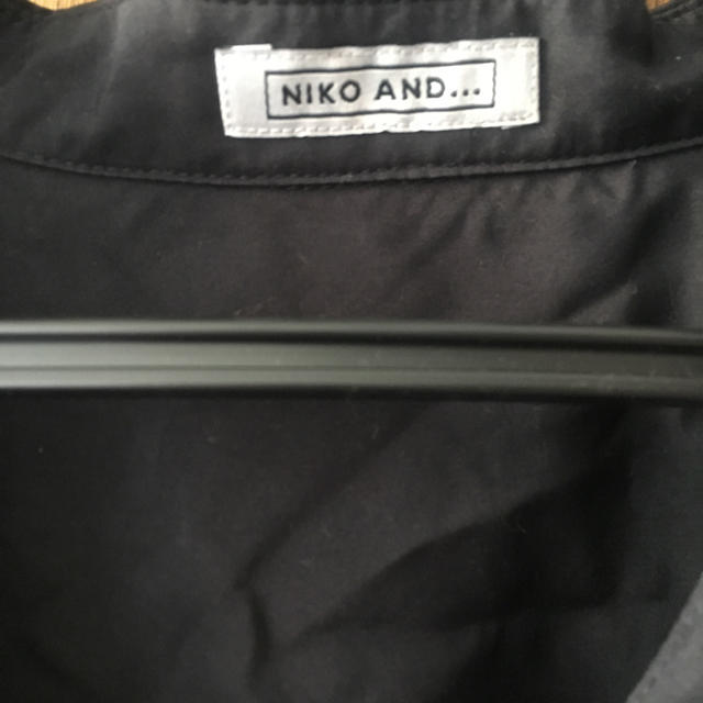 niko and...(ニコアンド)のニコアンド シャツ 新品未使用 黒 ブラック レディースのトップス(シャツ/ブラウス(長袖/七分))の商品写真