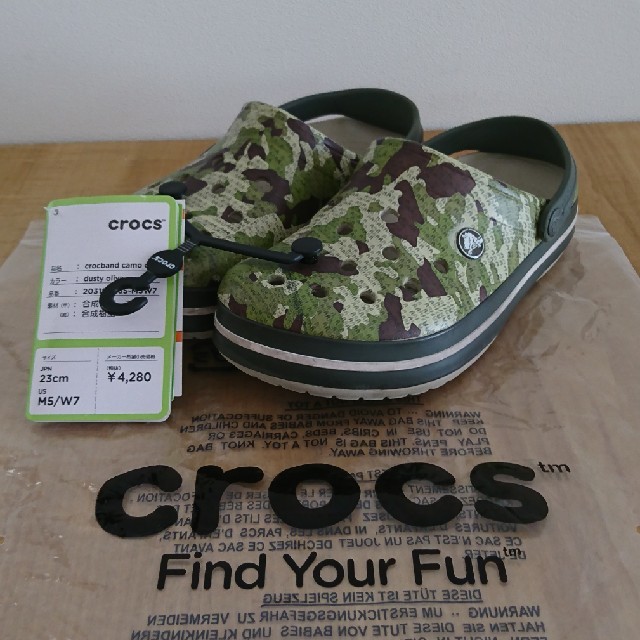 crocs(クロックス)の送料込み約60%OFFクロックス crocs キッズ/ベビー/マタニティのキッズ靴/シューズ(15cm~)(サンダル)の商品写真