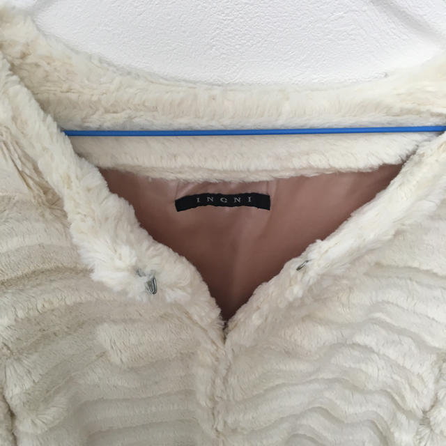 INGNI(イング)のINGNI ファーコート 白 レディースのジャケット/アウター(毛皮/ファーコート)の商品写真